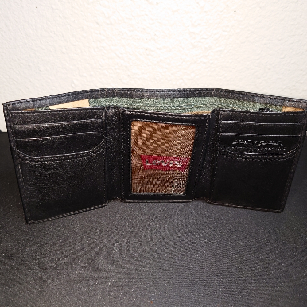 NEW Levi's trifold wallet